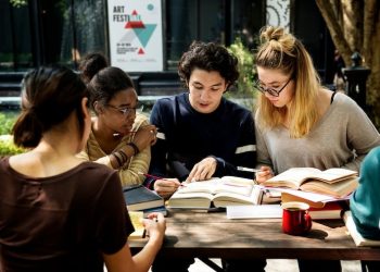 Tips memilih organisasi kampus yang sesuai dengan minat dan bakat adalah kunci awal untuk menjalani kehidupan perkuliahan