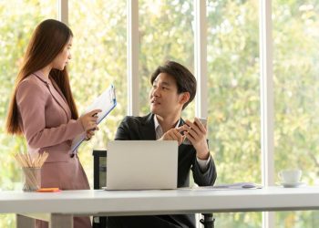 Tips menjalin hubungan baik dengan rekan kerja saat magang