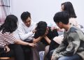 Bagaimana cara mendukung teman yang sedang kesulitan