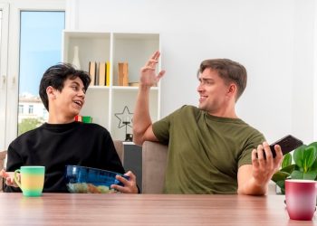 Cara mengatasi perbedaan pendapat dengan teman