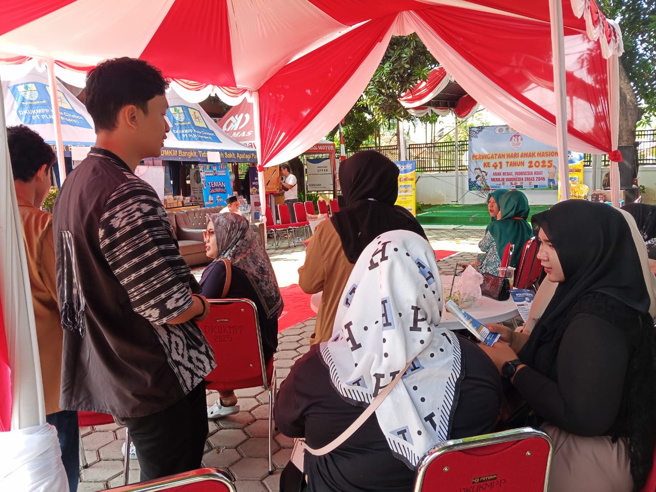 Mahasiswa Poltek SCI Sosialisasikan PMB & Dukung UMKM di Kejaksan Cirebon