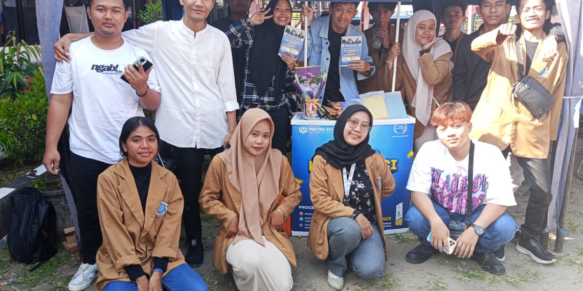 Mahasiswa Poltek SCI Sosialisasikan PMB & Dukung UMKM di Kejaksan Cirebon