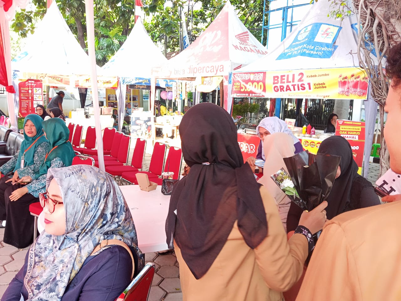Mahasiswa Poltek SCI Sosialisasikan PMB & Dukung UMKM di Kejaksan Cirebon