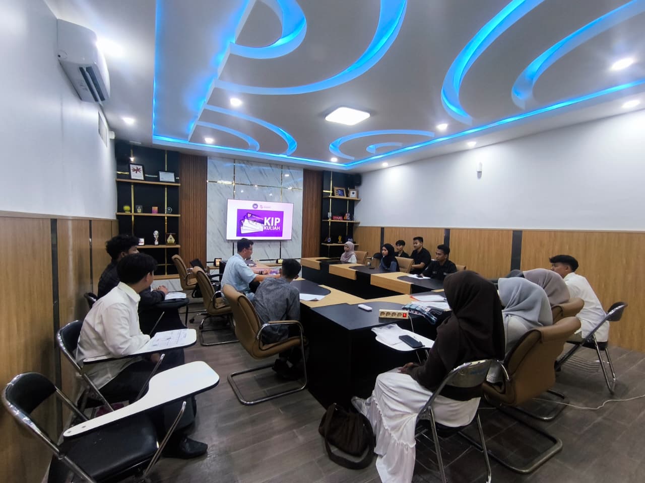 14 Mahasiswa Baru Poltek SCI Angkatan 2025 Terima Kartu KIP Gelombang 1