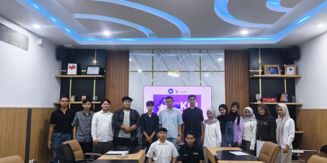 14 Mahasiswa Baru Poltek SCI Angkatan 2025 Terima Kartu KIP Gelombang 1