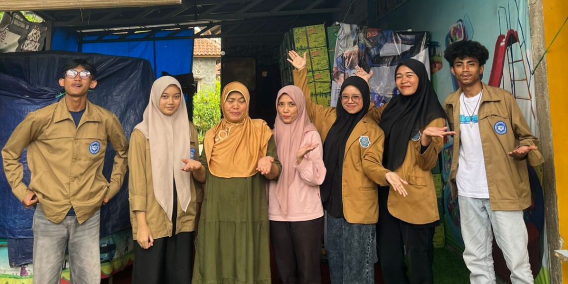 Mahasiswa Poltek SCI Dorong UMKM Nana Cookies Bantu Branding dan Digitalisasi di Nanggela