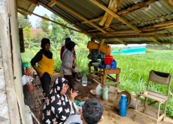 Hari Kedua Mahasiswa Poltek SCI Eksplor Petani Desa Linggasana