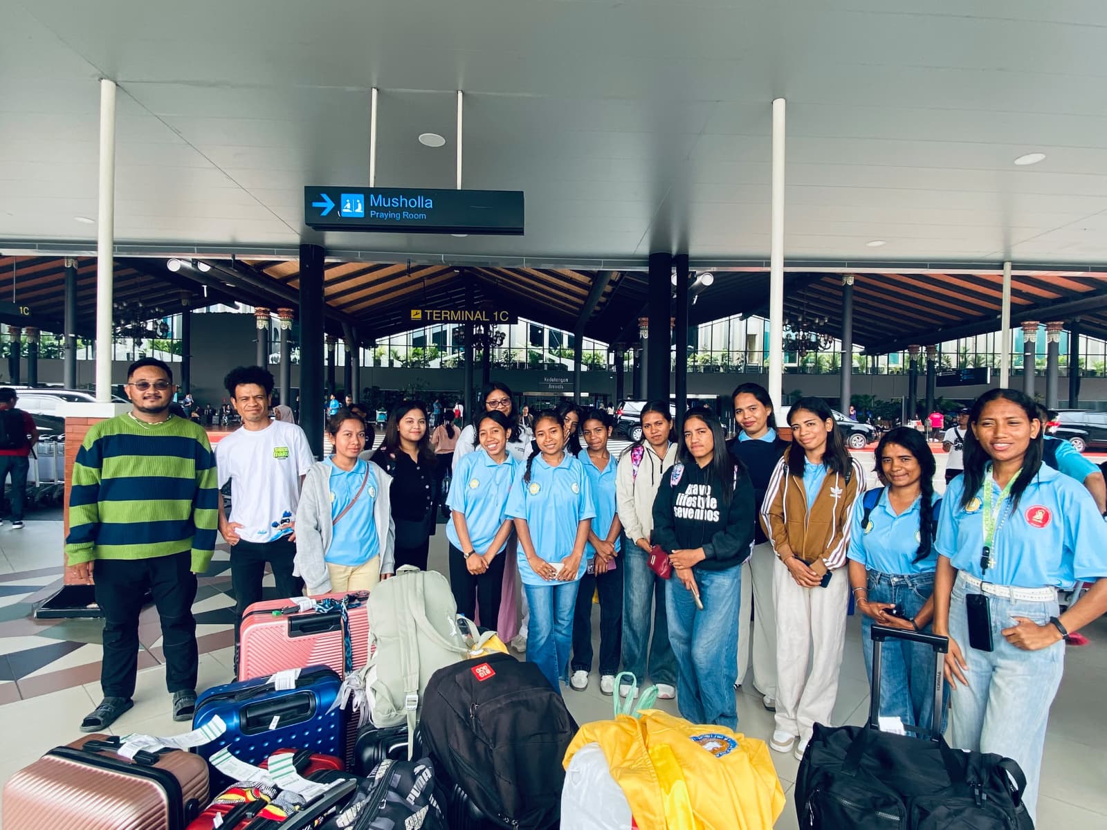 Wakil Direktur II POLTEKSCI bersama panitia dan mahasiswa internasional asal Timor-Leste dalam kegiatan penjemputan di Bandara Internasional Soekarno-Hatta, Tangerang, Banten.